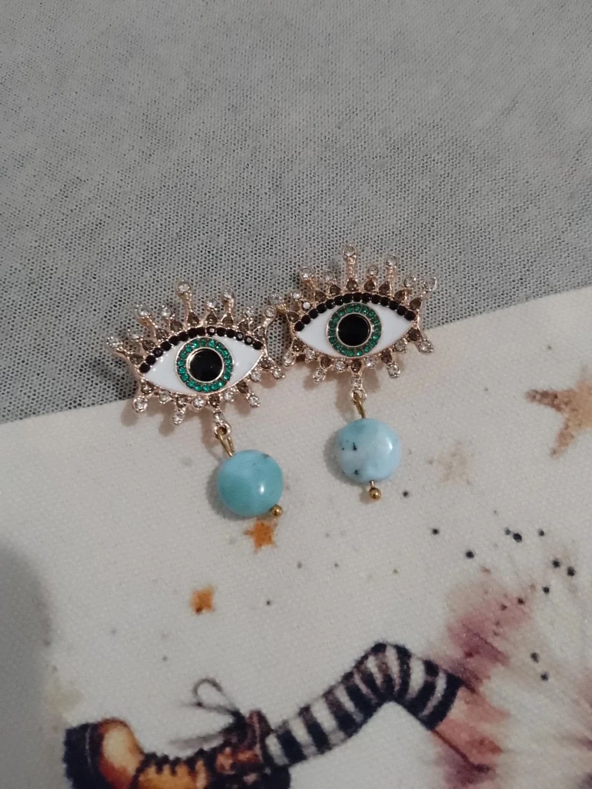 Pendientes de ojo gitano dorados con piedras de larimar azul turquesa de Brasil – photo 2